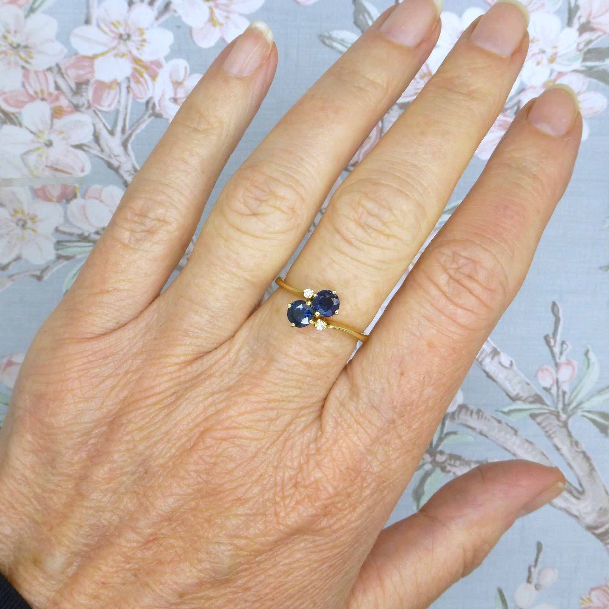 Vintage 18ct natural blue sapphire Moi et Toi two stone twist/crossover ring
